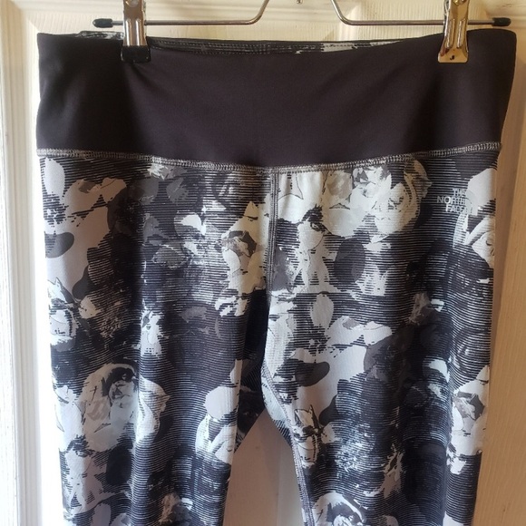 The North Face FLASHDRY Black Gray Floral Crop Leggings Sz L - Picture 3 of 9